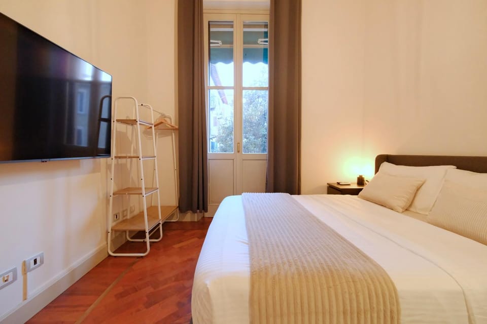 Bed, TV and multimedia, Bedroom