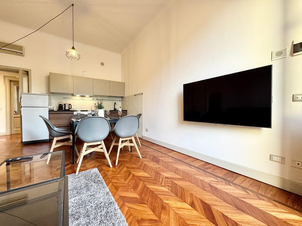 TV and multimedia, Kitchen or kitchenette, Living room, Dining area, stove