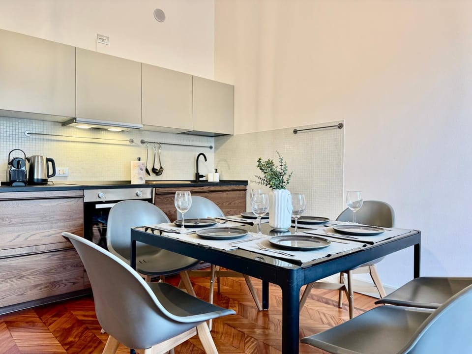 Coffee/tea facilities, Kitchen or kitchenette, Living room, Seating area, Dining area, stove