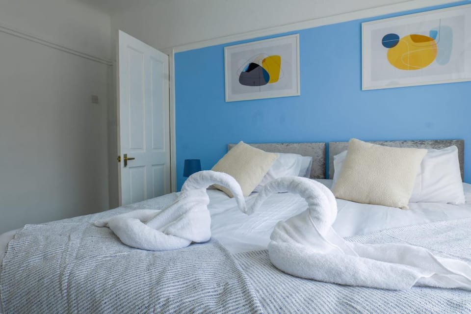Contractor Stays, Newly Renovated, Free Parking, Sleep 7 House in Wallasey