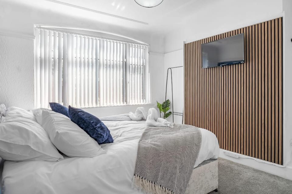 Contractor Stays, Newly Renovated, Free Parking, Sleep 7 House in Wallasey