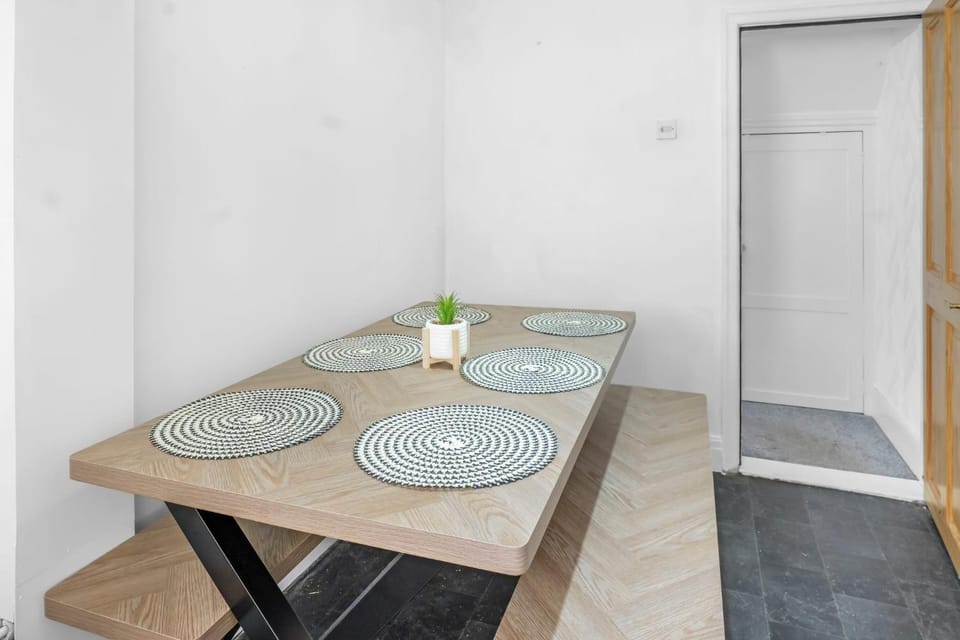 Contractor Stays, Newly Renovated, Free Parking, Sleep 7 House in Wallasey