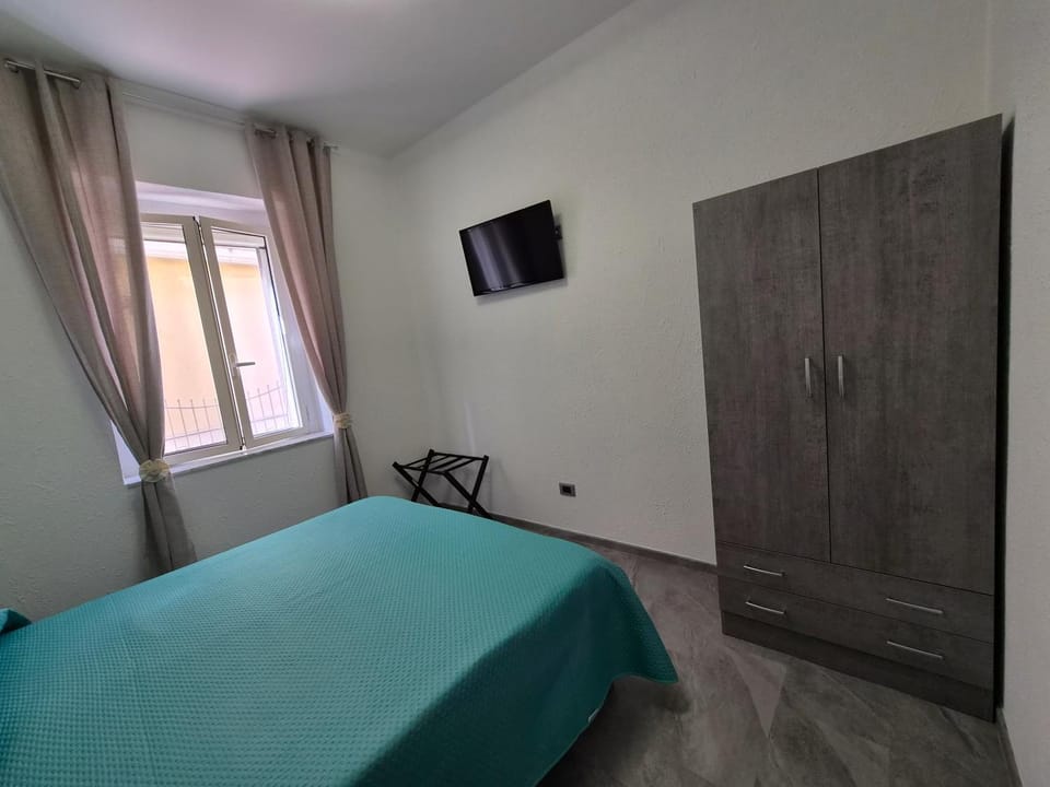 Bed, TV and multimedia, View (from property/room), Photo of the whole room, Bedroom, furniture, wardrobe