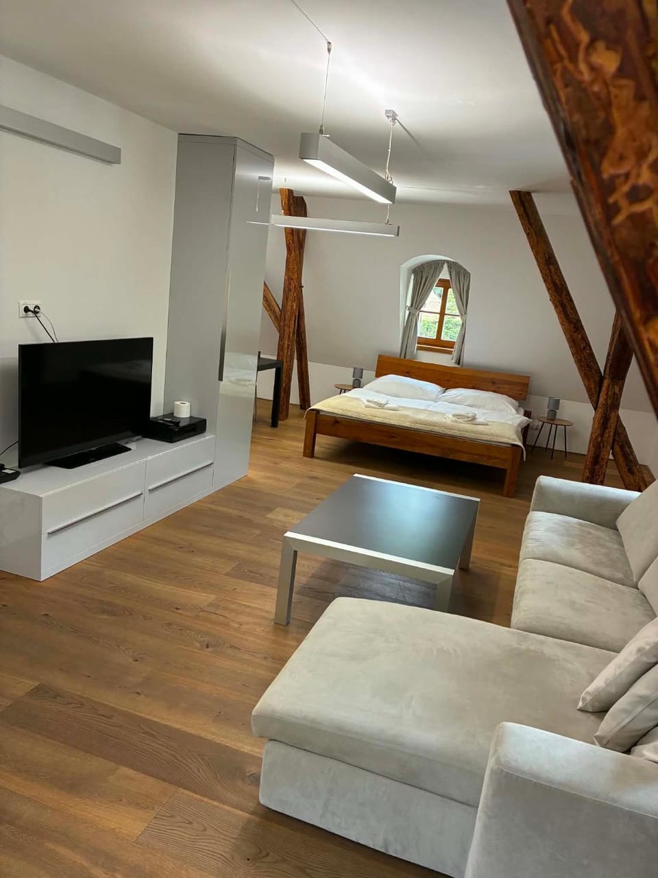 TV and multimedia, Photo of the whole room, Bedroom