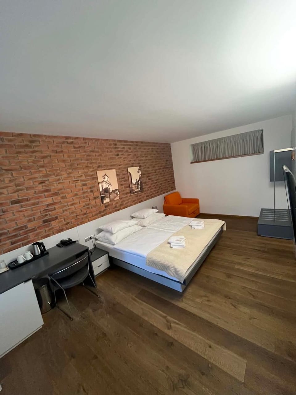 Photo of the whole room, Bedroom, towels