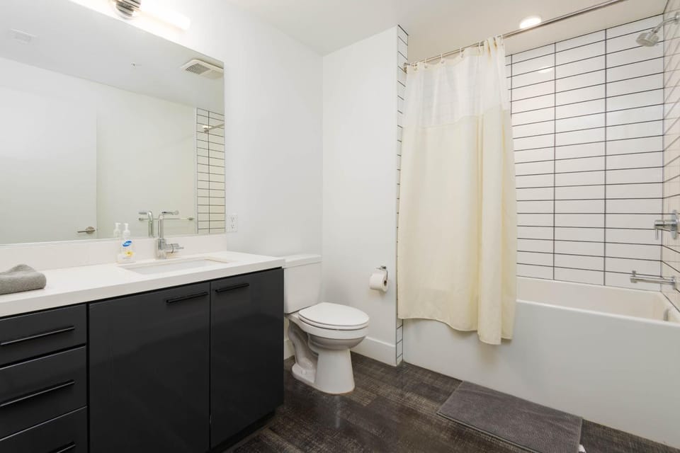 3-Bed High-Rise with Panoramic Views, Pool & Spa Apartment in Los Angeles
