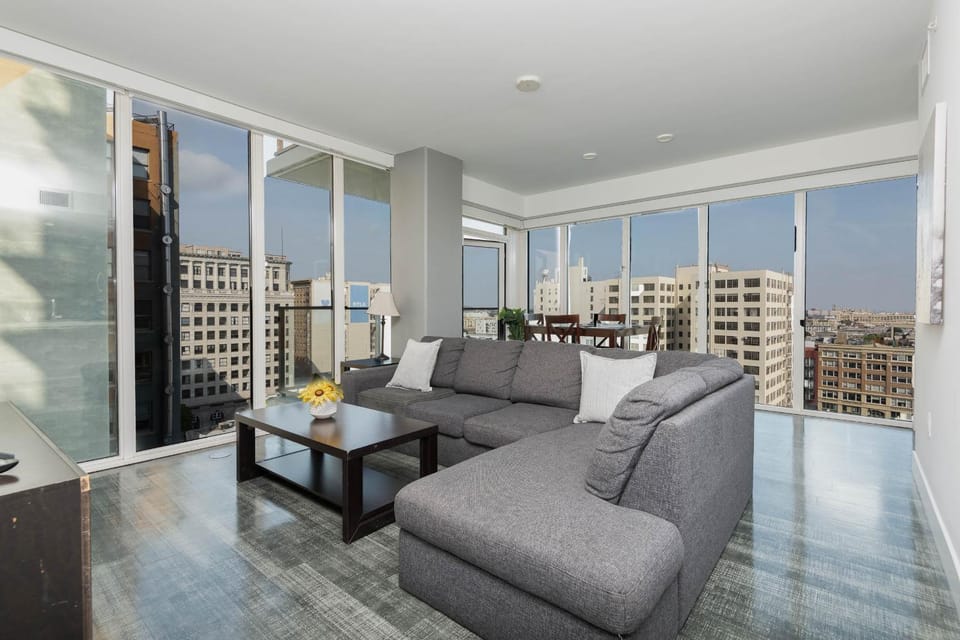 3-Bed High-Rise with Panoramic Views, Pool & Spa Apartment in Los Angeles