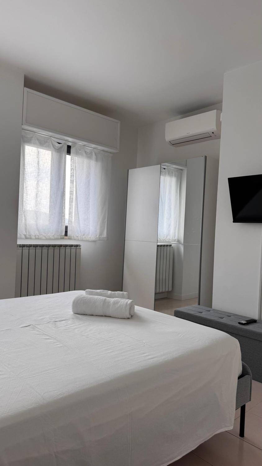 Bed, TV and multimedia, Photo of the whole room, Bedroom, towels, air conditioner