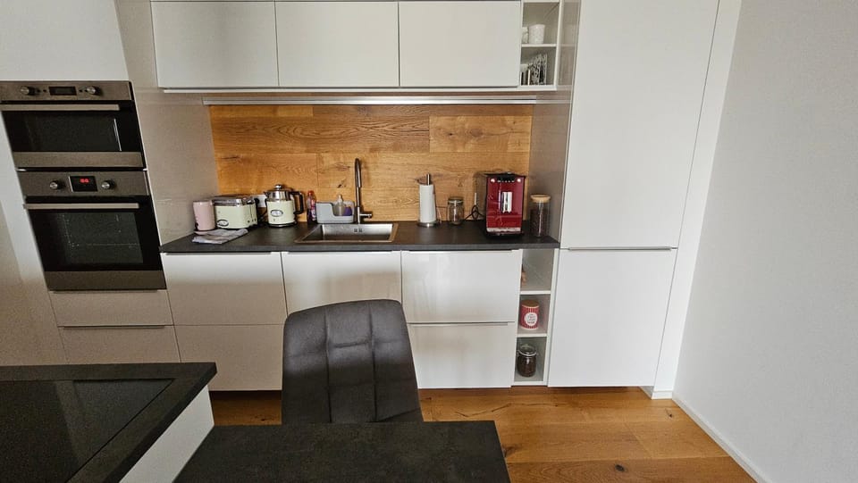 Coffee/tea facilities, Kitchen or kitchenette, dishwasher, stove, toaster