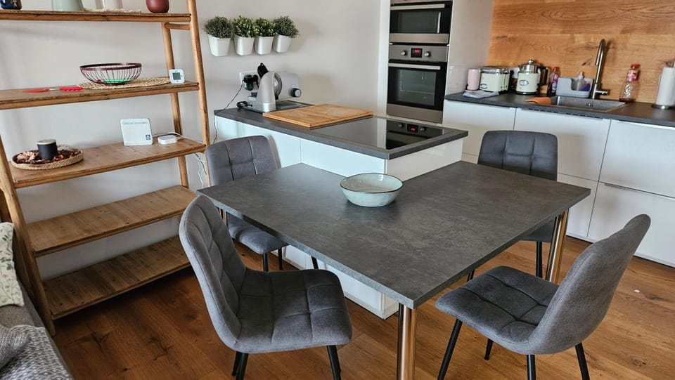 Coffee/tea facilities, Kitchen or kitchenette, Dining area, stove