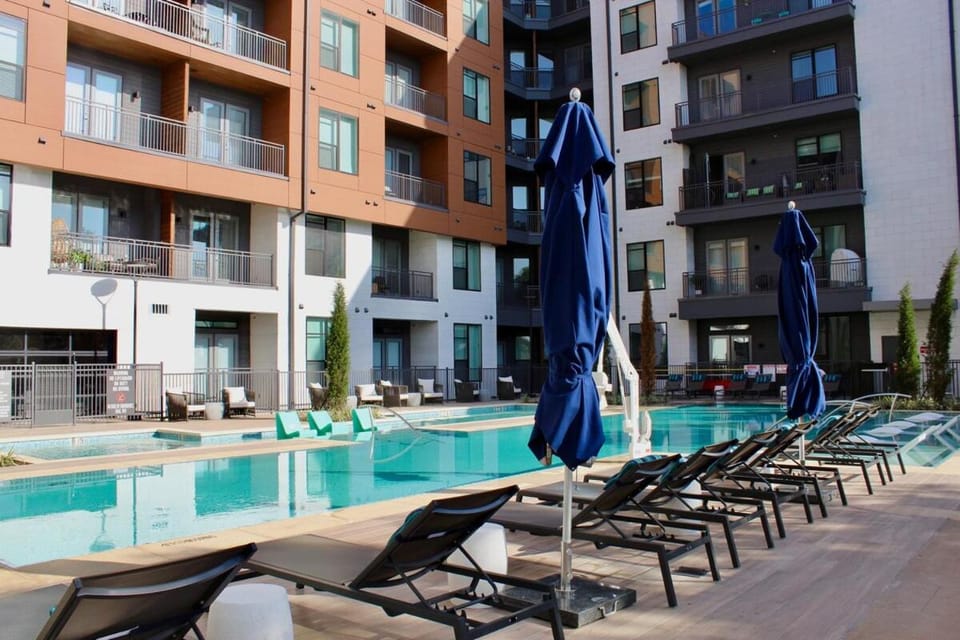 12 Min to Downtown with Pool, Balcony and Free Parking Apartment in Austin