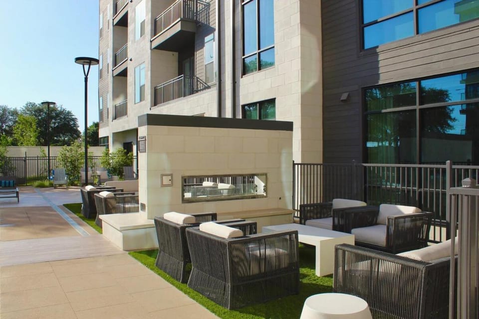 12 Min to Downtown with Pool, Balcony and Free Parking Apartment in Austin