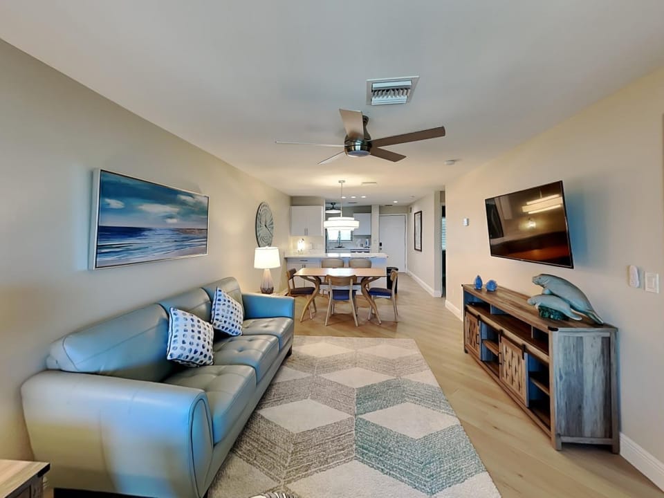 TV and multimedia, Living room, Seating area, Dining area, furniture, air conditioner