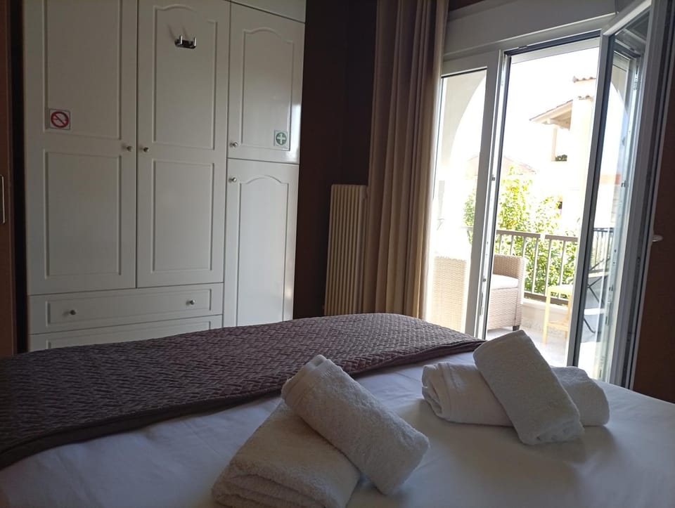 Bed, Photo of the whole room, Bedroom, towels, wardrobe