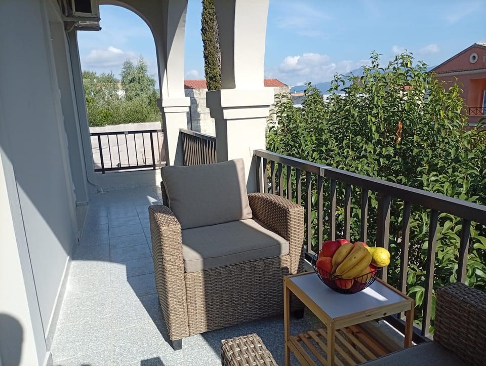 Day, Garden, View (from property/room), Balcony/Terrace, Living room, Seating area, Dining area, Garden view