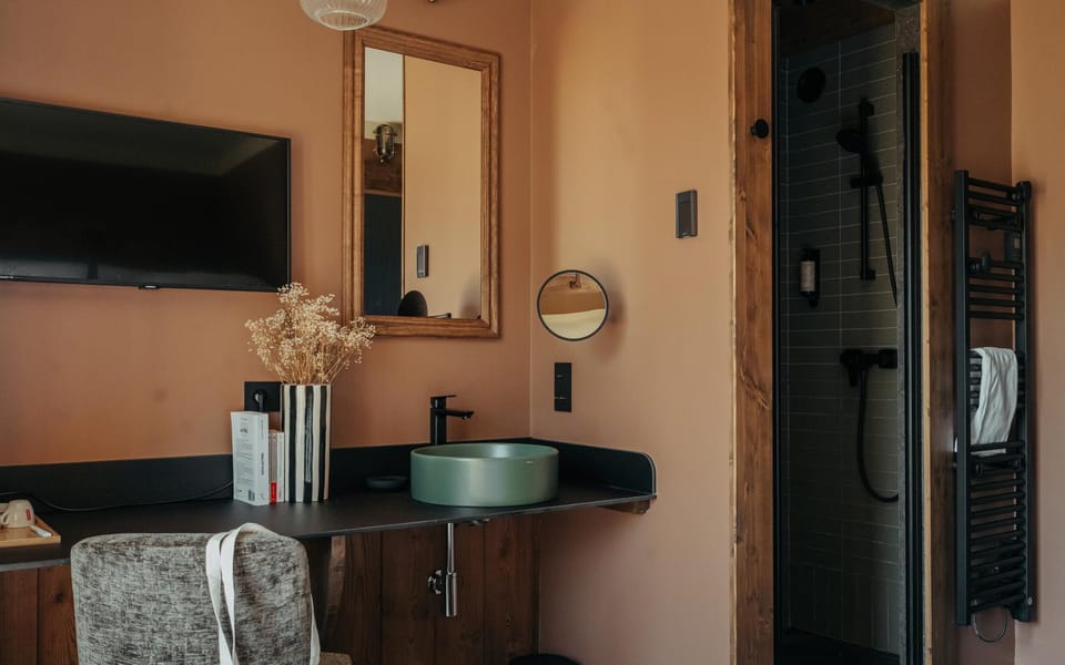 Bathroom, TV and multimedia