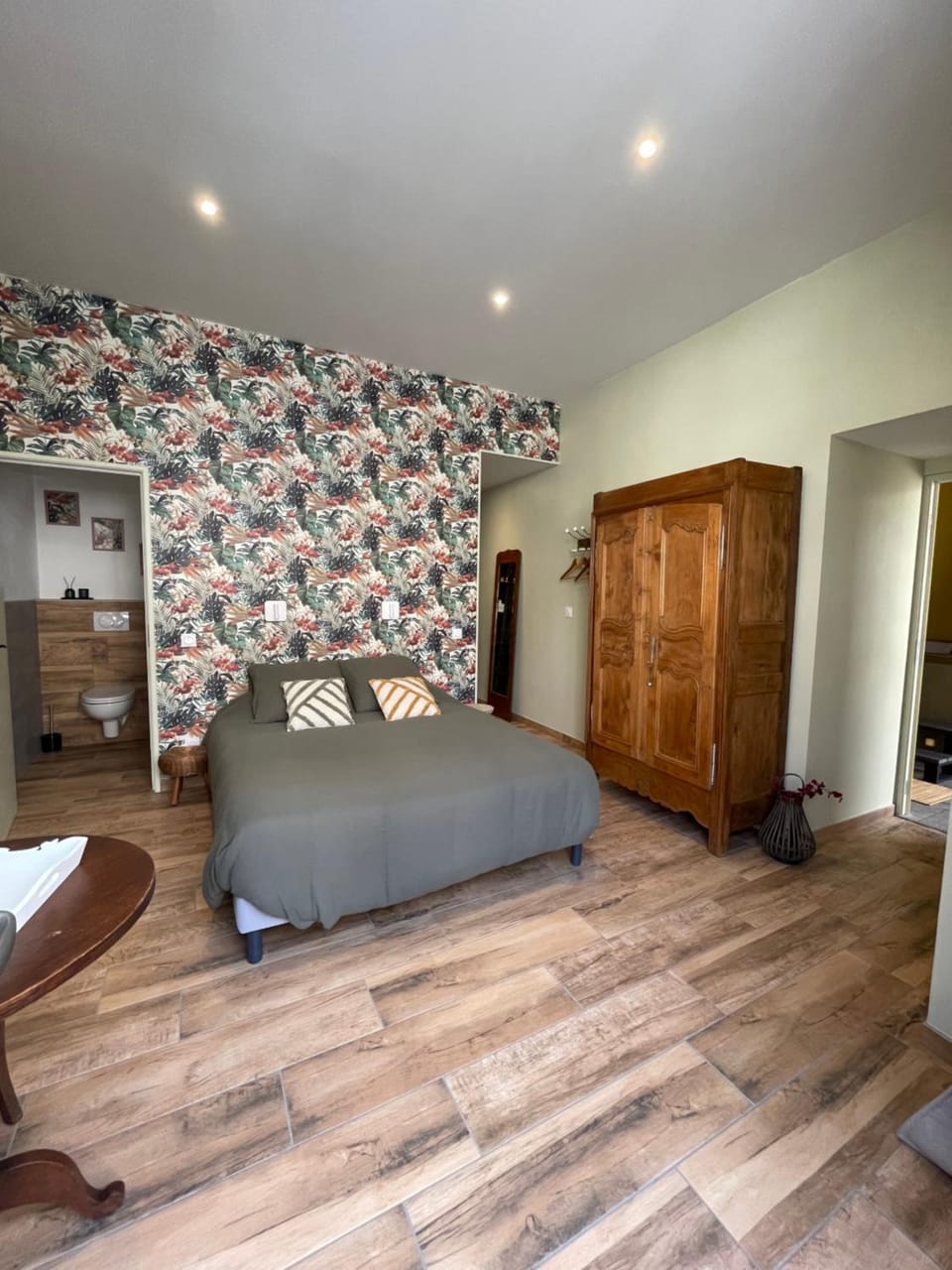 Bed, Photo of the whole room, Bedroom