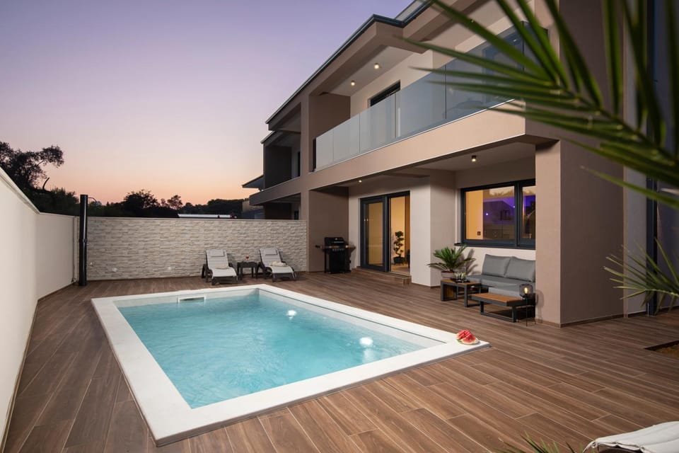 Property building, Patio, Day, Balcony/Terrace, Swimming pool, sunbed