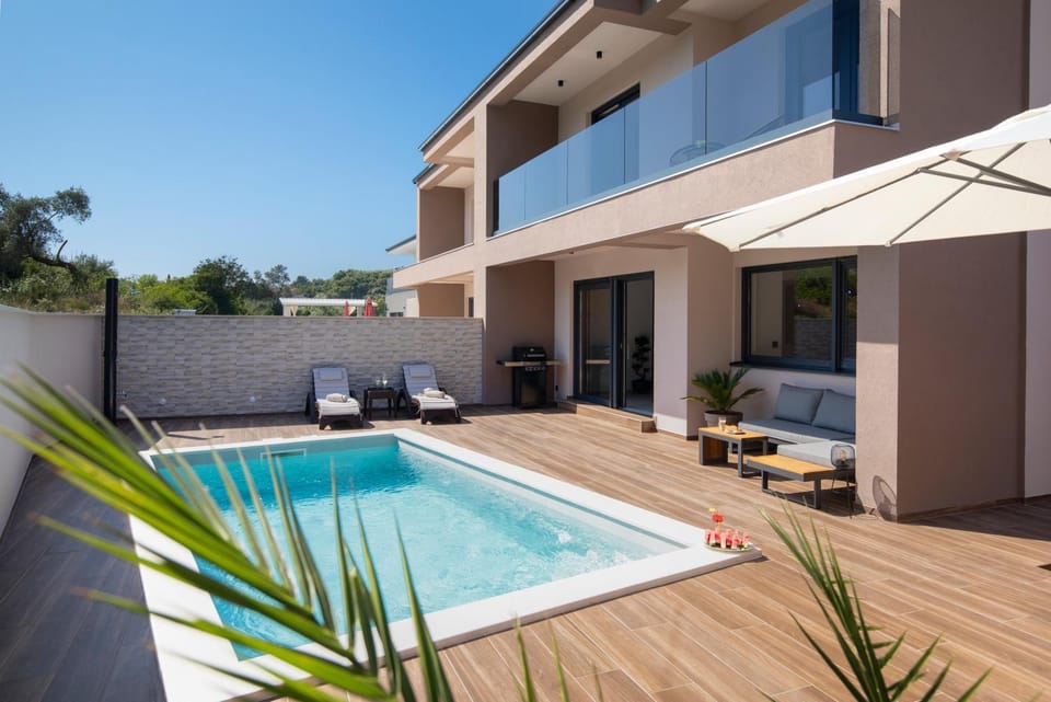 Property building, Patio, Day, Balcony/Terrace, Pool view, Swimming pool, sunbed