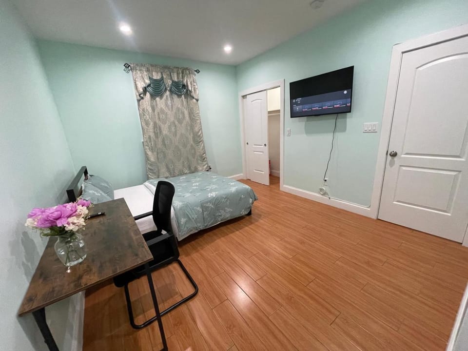 Luxury room with attached-bath near JFK NY USA Vacation rental in Ozone Park