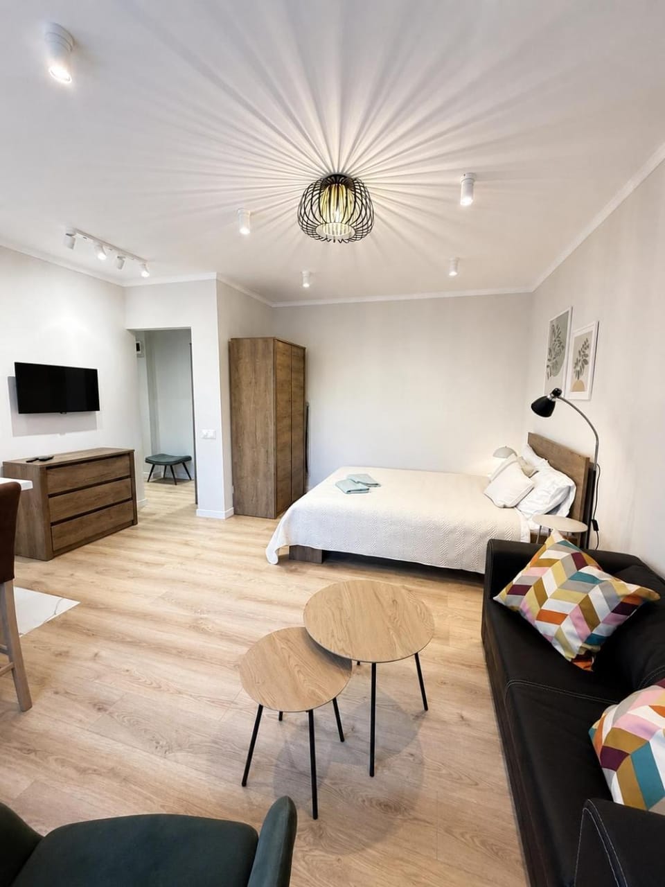 Bed, Living room, Photo of the whole room, Seating area, Bedroom