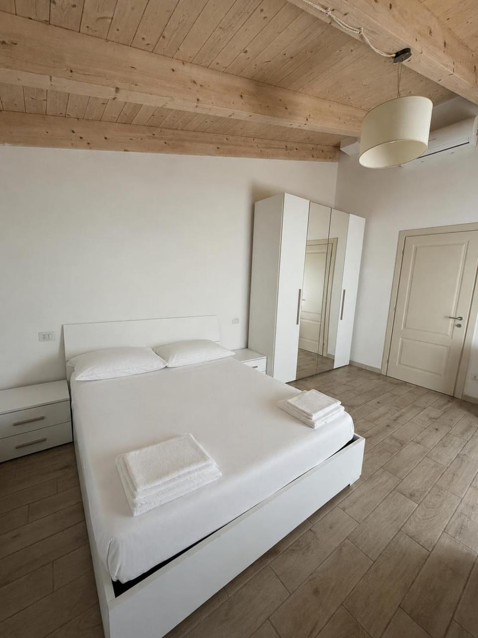 Bed, Bedroom, towels, wardrobe