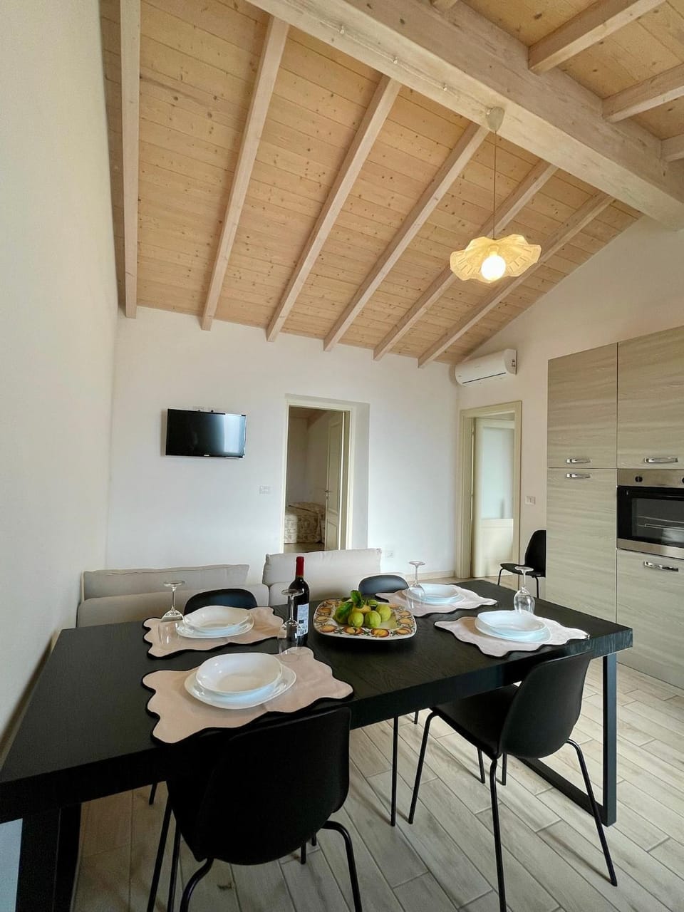 TV and multimedia, Kitchen or kitchenette, Living room, Seating area, Dining area, oven, stove, air conditioner