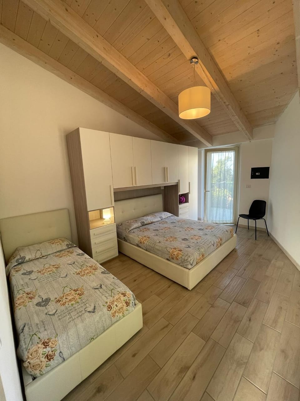 Bed, Balcony/Terrace, Photo of the whole room, Bedroom, safe, wardrobe, air conditioner