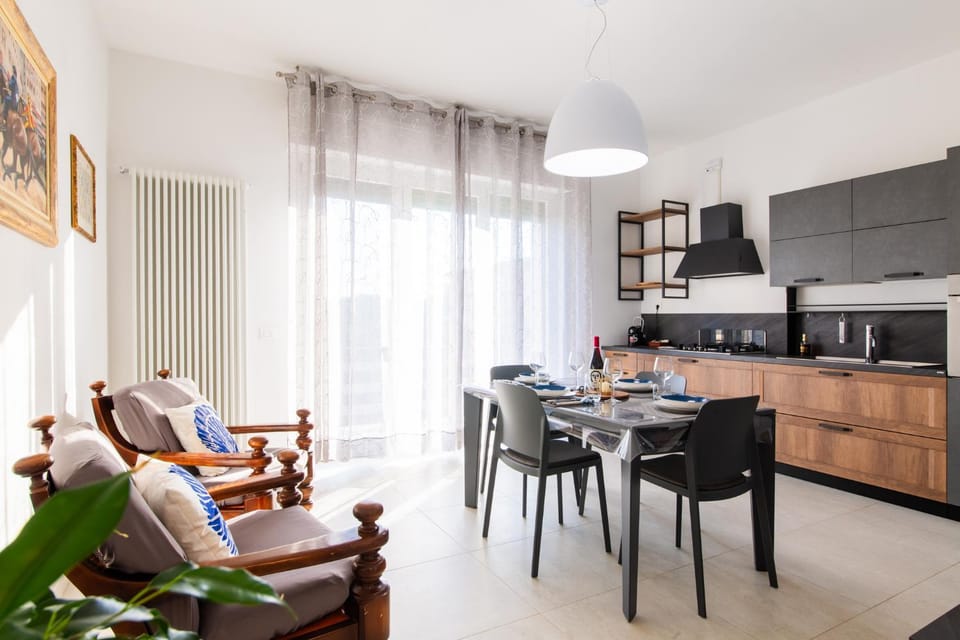 Kitchen or kitchenette, Living room, Seating area, Dining area