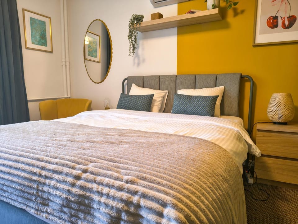 Bed, Photo of the whole room, Bedroom, air conditioner, air conditioner
