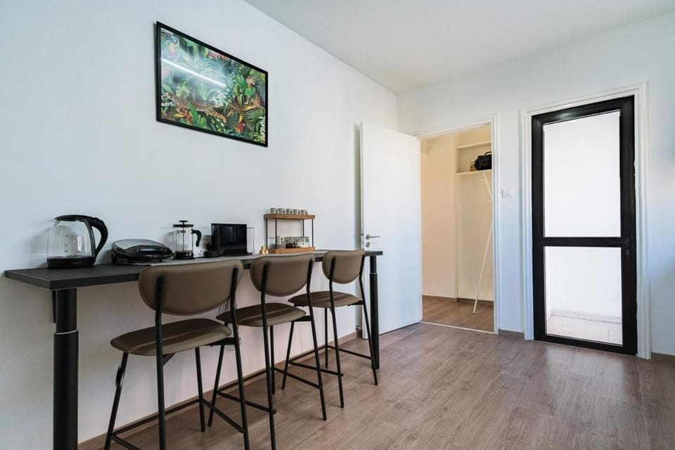 Coffee/tea facilities, Kitchen or kitchenette, Dining area, minibar, air conditioner