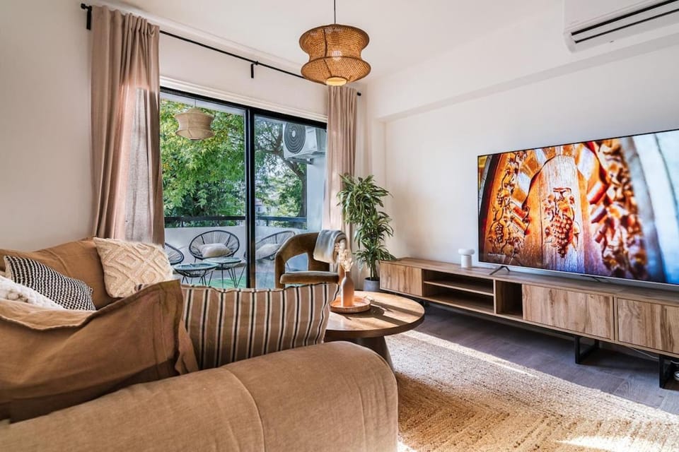 Communal lounge/ TV room, TV and multimedia, Living room, Seating area, Evening entertainment