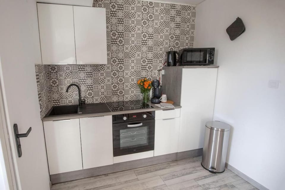 Coffee/tea facilities, Kitchen or kitchenette, oven, stove