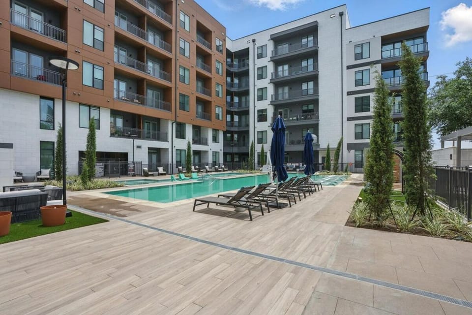 12min Downtown, 6min Domain with Pool and Free Parking Apartment in Austin