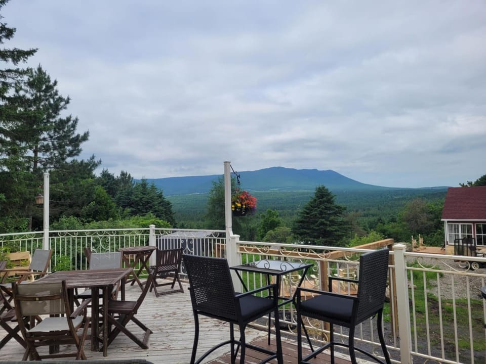 Natural landscape, BBQ facilities, View (from property/room), Balcony/Terrace, Dining area, Garden view, Mountain view, Sunrise, internet, Internal: Not applicable to any particular room