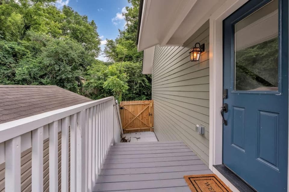 East Nashville Greenwood Treehouse Close to DT Apartment in East Nashville