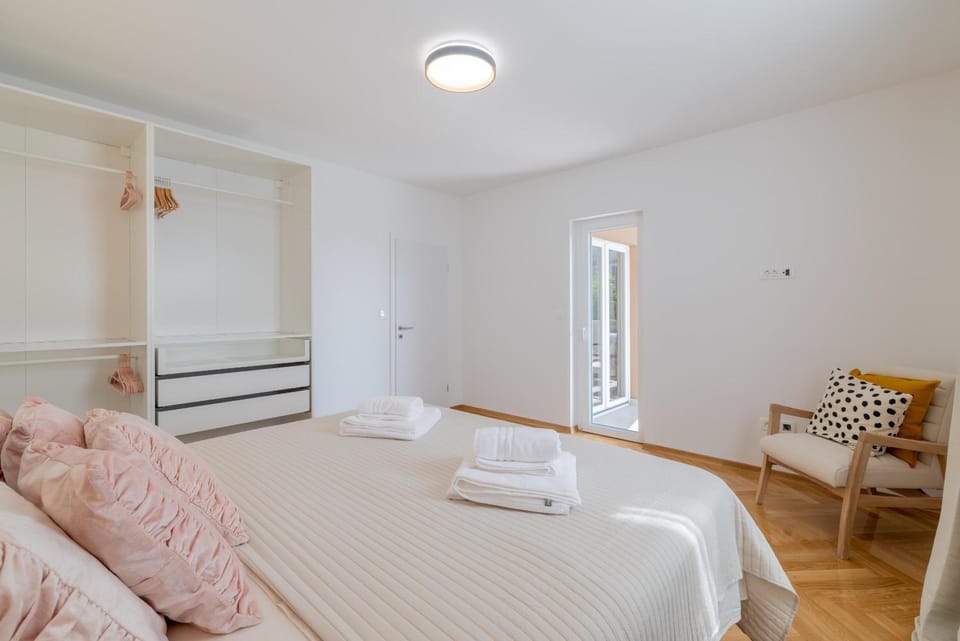 Bed, Bedroom, towels