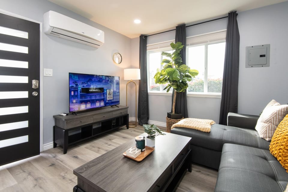 3bedroom 2bath Unit complementary parking onsite Apartment in East Los Angeles