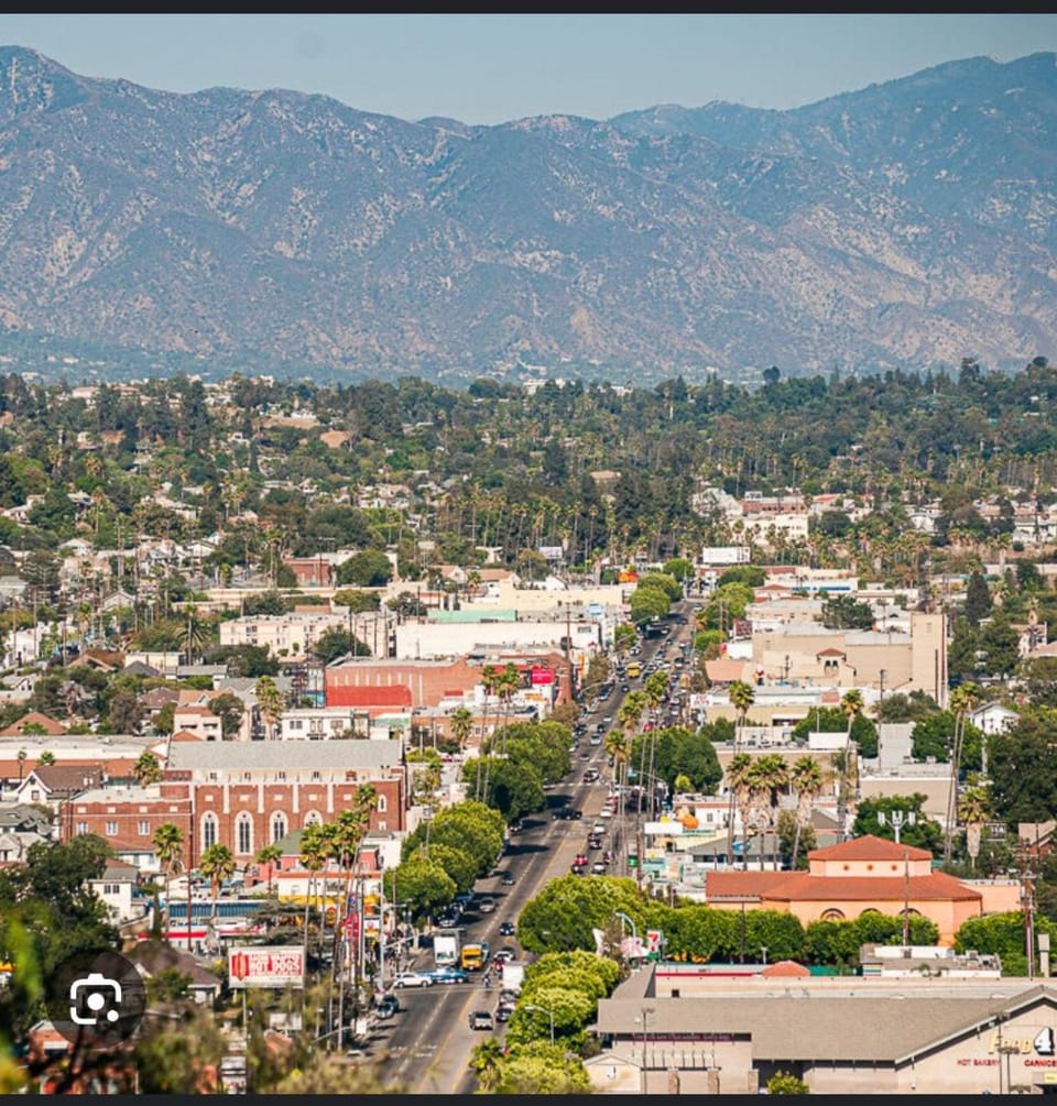 3bedroom 2bath Unit complementary parking onsite Apartment in East Los Angeles