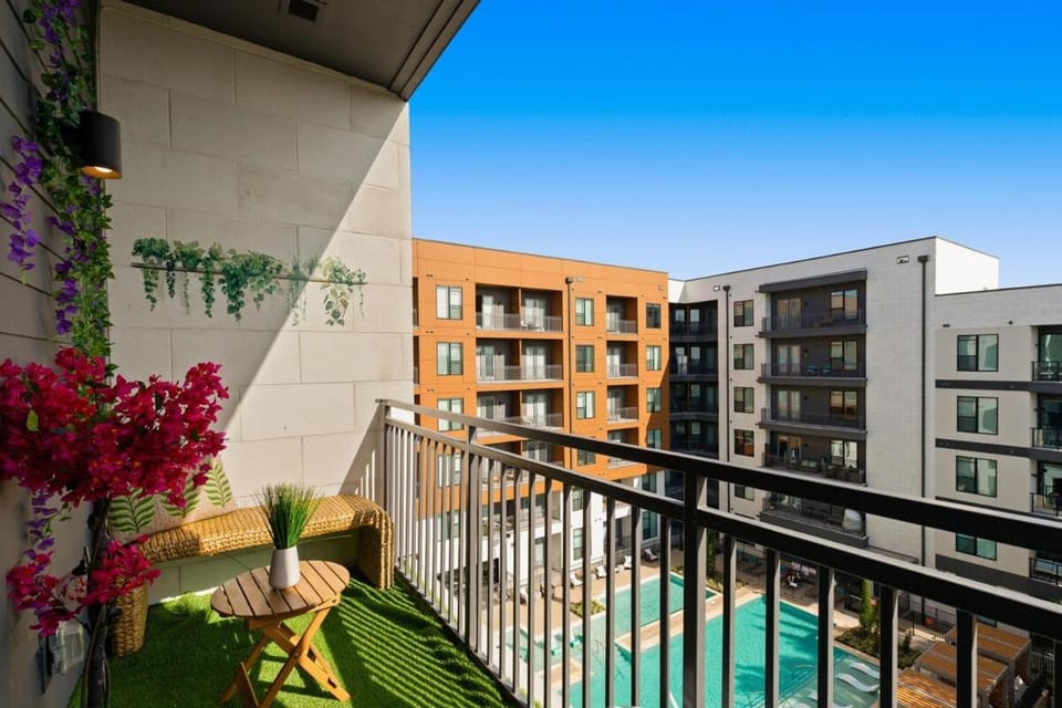 6min to Domain,12min DT, Balcony and Free Parking Apartment in Austin