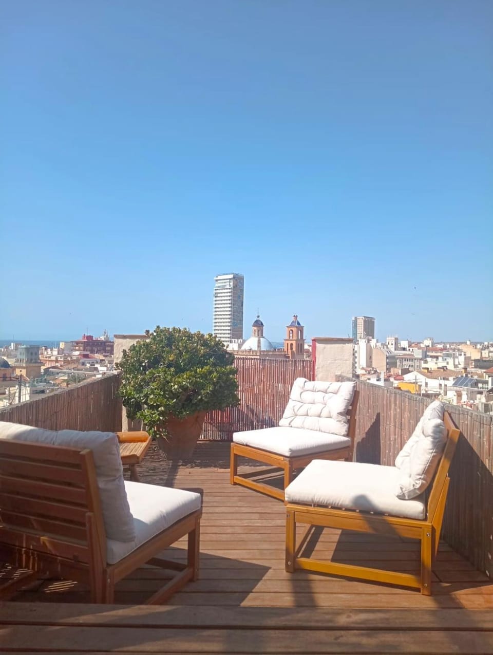 The Alicante Old Town artist workshop, Impressive rooftop, terrace with amazing city views and sea views, BBQ, Air conditioner, Wifi Apartment in Alicante