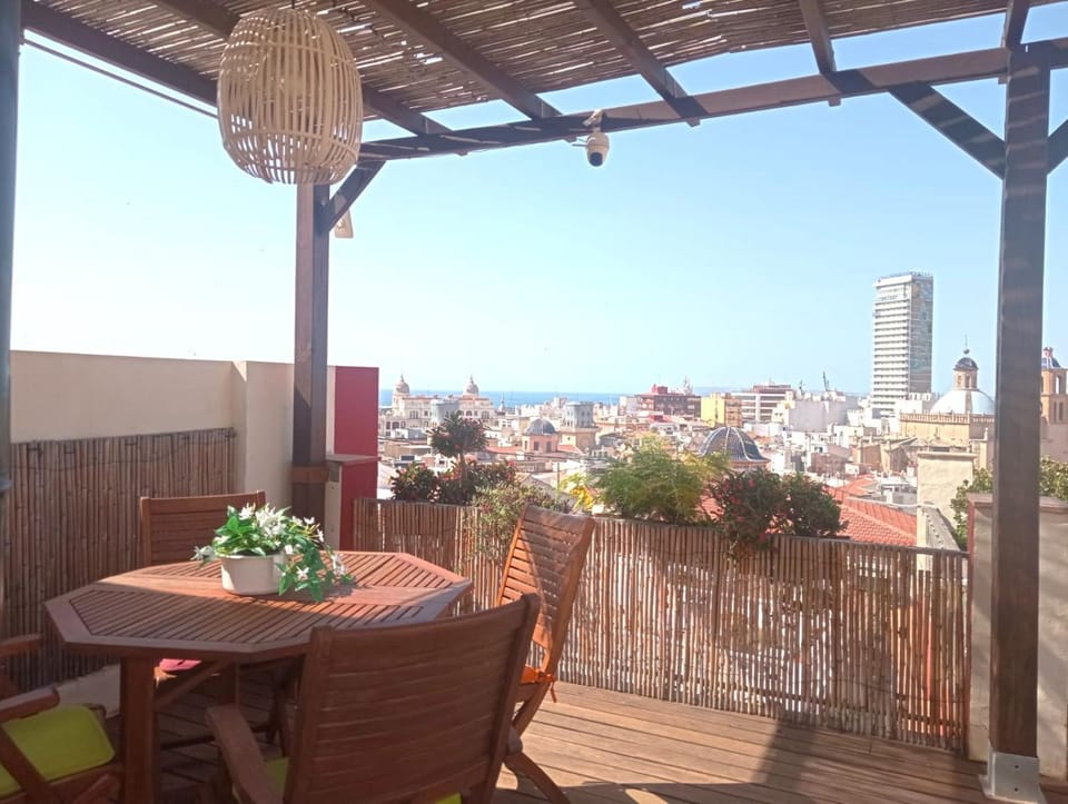 The Alicante Old Town artist workshop, Impressive rooftop, terrace with amazing city views and sea views, BBQ, Air conditioner, Wifi Apartment in Alicante