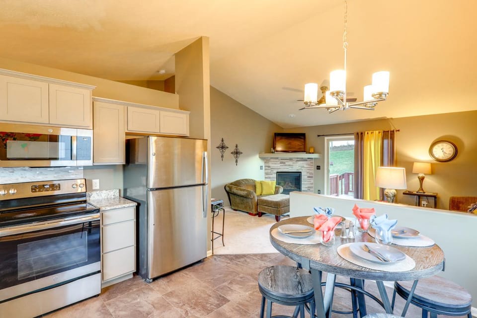 4 Mi to Offutt AFB - Family Home in Omaha Suburbs! House in Iowa