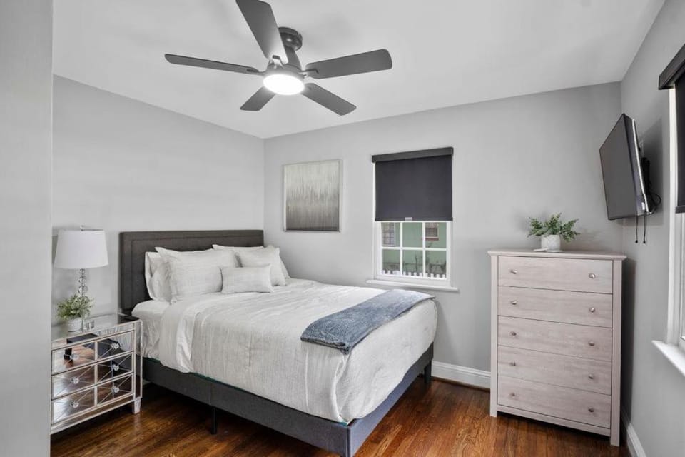Bed, TV and multimedia, Bedroom, wardrobe