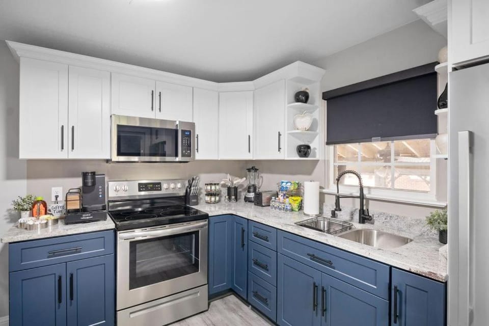 Coffee/tea facilities, microwave, oven, storage, stove, kitchen