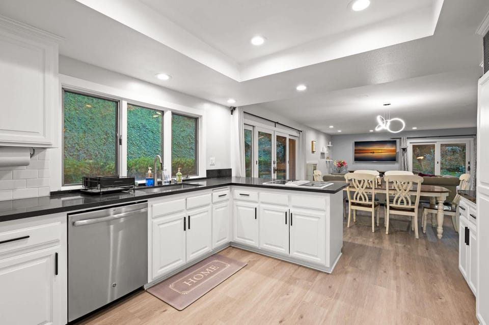 Luxury Hilltop Designer House w Pool Great View House in Hacienda Heights