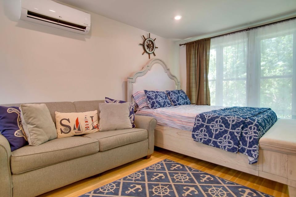 Walk to Beach & Lighthouse: Oak Bluffs Studio! Apartment in Tisbury