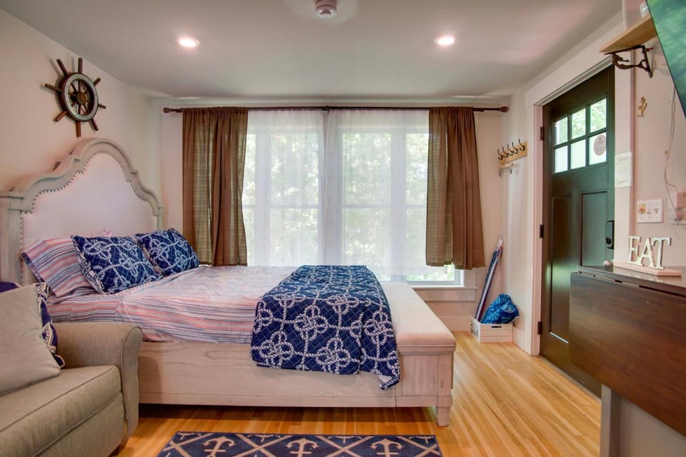 Walk to Beach & Lighthouse: Oak Bluffs Studio! Apartment in Tisbury