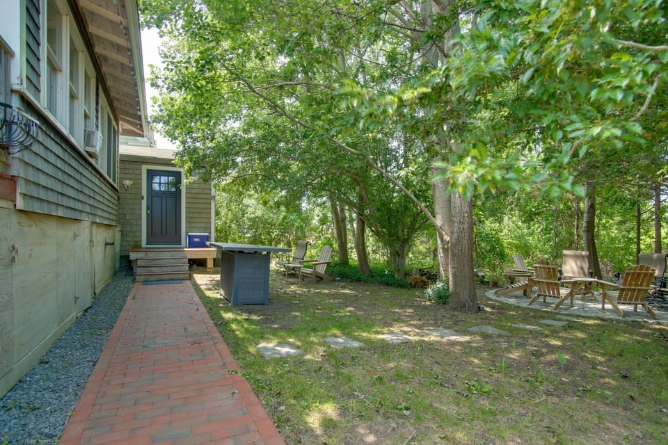 Walk to Beach & Lighthouse: Oak Bluffs Studio! Apartment in Tisbury
