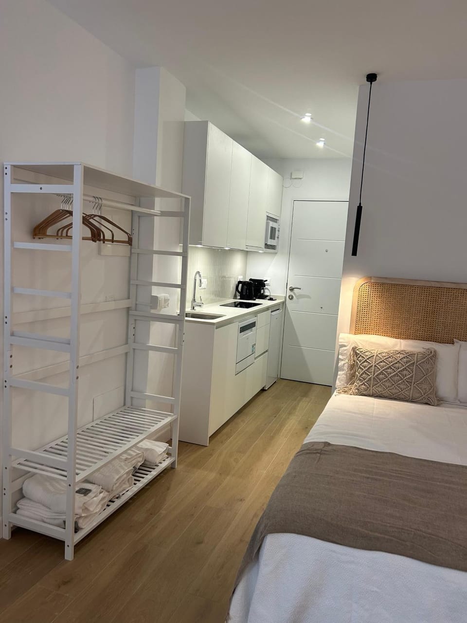 Bed, Kitchen or kitchenette, Photo of the whole room, Bedroom, oven, stove, wardrobe